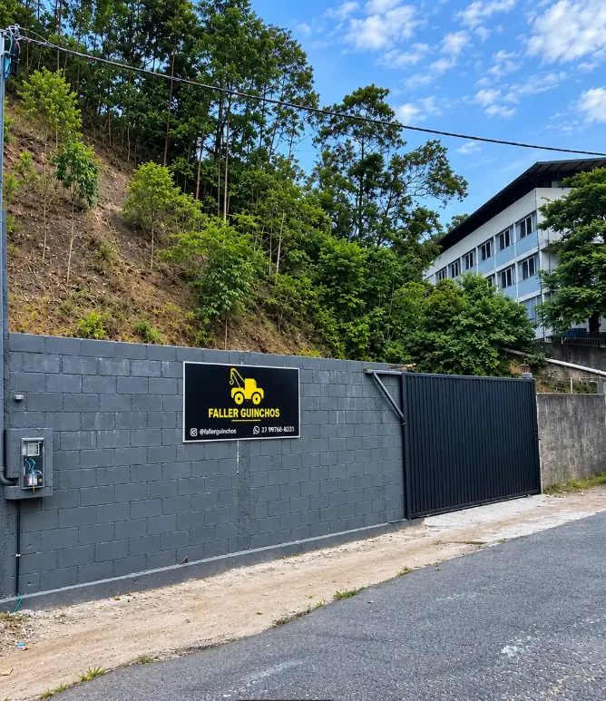 Fachada da base própria da Faller Guinchos em Domingos Martins, com placa e portão de acesso.