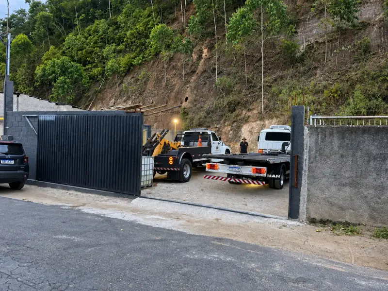 Entrada da base própria da Faller Guinchos com caminhões-guincho estacionados no pátio.