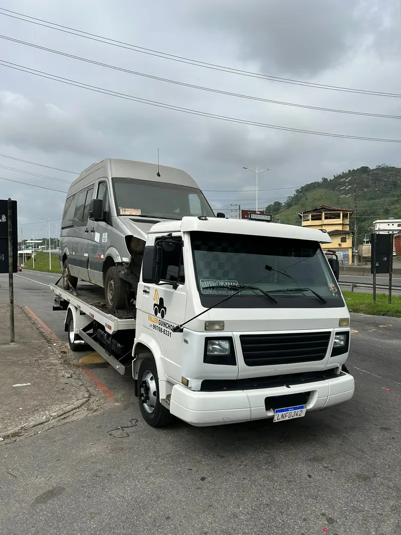 Guincho da Faller Guinchos rebocando uma van em atendimento na via